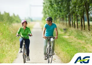 Koppel aan het fietsen op een dun fiets padje door de natuur